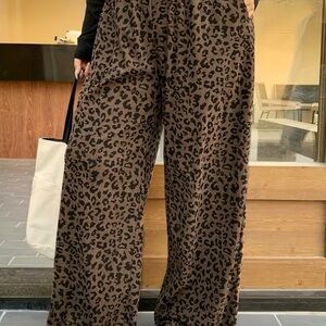 Chic Leopard Print Wide-Leg Pants